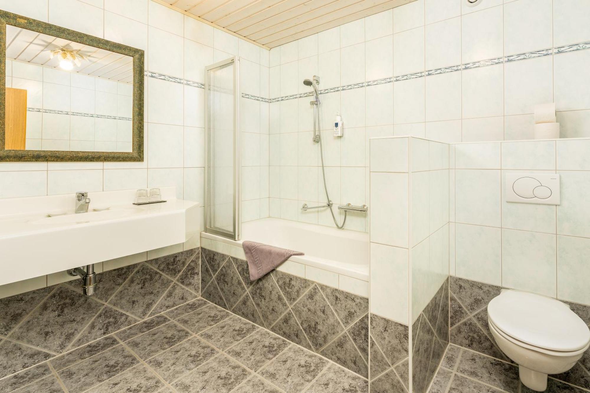 Alpen Wohlfuehlhotel Doerflwirt Hainzenberg Luaran gambar