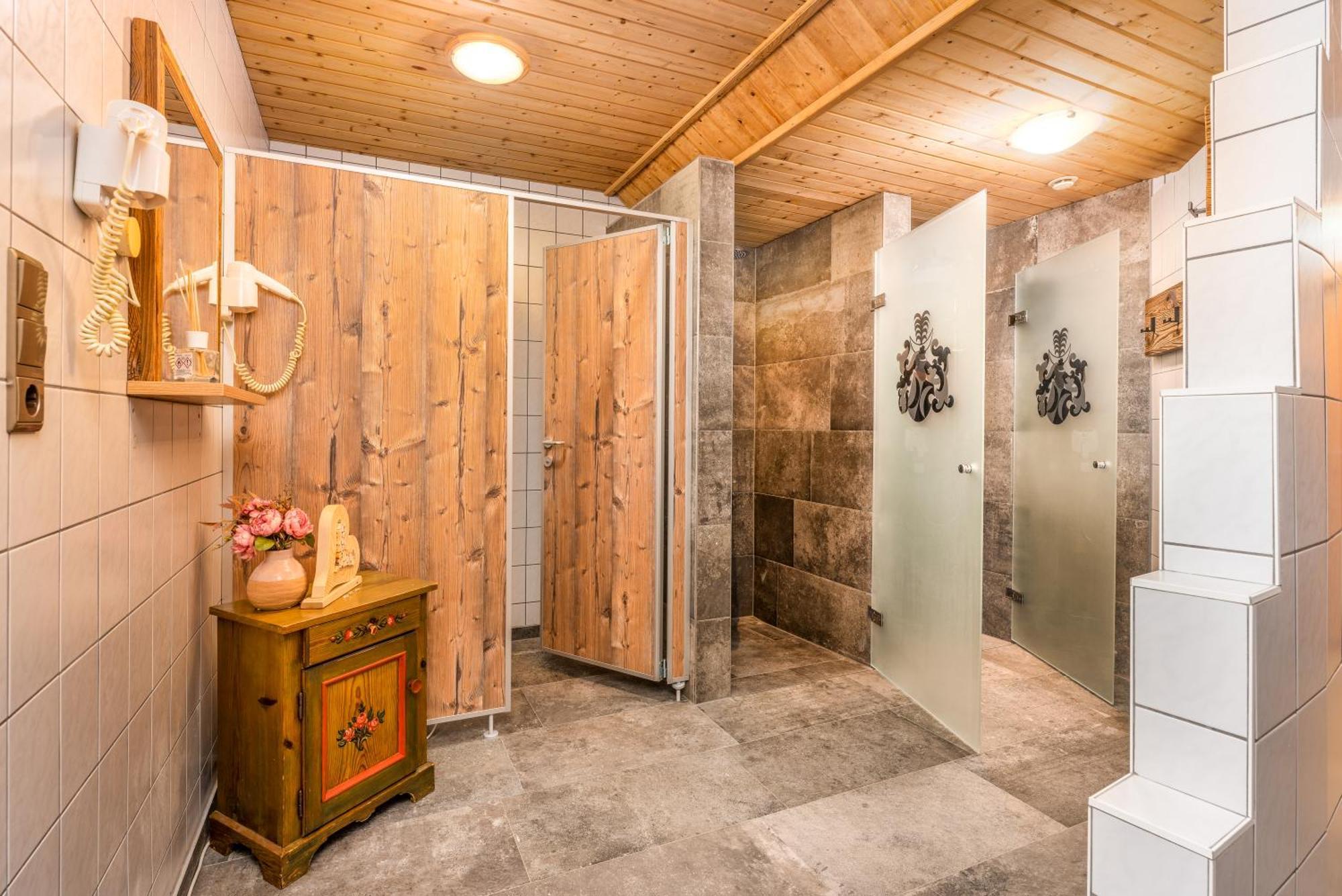 Alpen Wohlfuehlhotel Doerflwirt Hainzenberg Luaran gambar